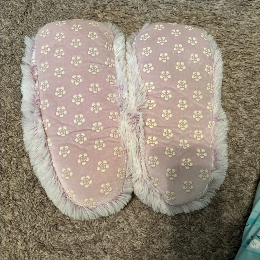 Cozy Women's Fuzzy Slippers - White and Pink. Never worn. - Picture 2 of 4
